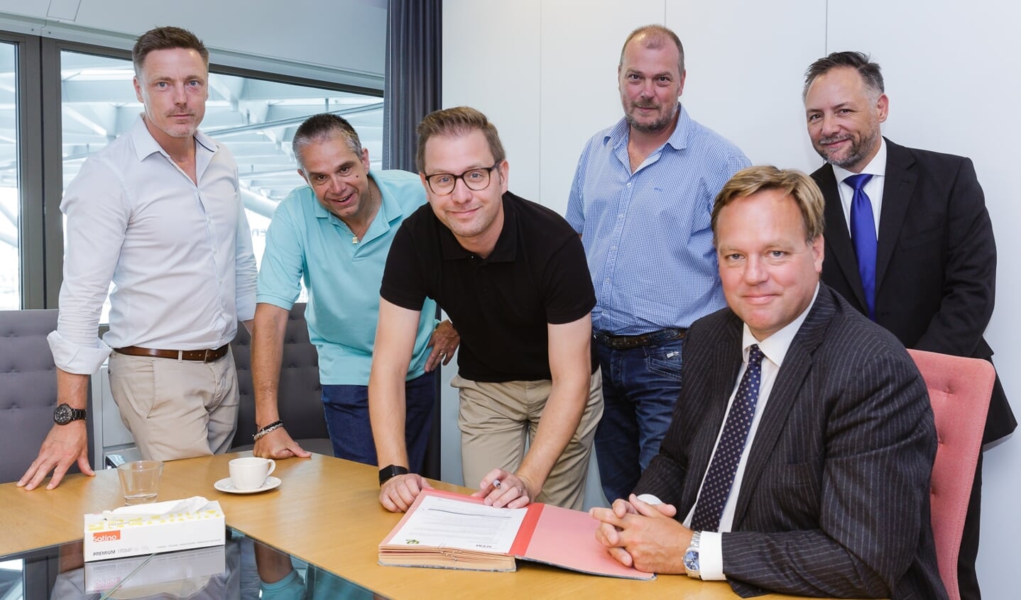 V.l.n.r.: Johan Cornet, Roland van der Burg, Jeroen Workum, Johan Bierman, Jaap Bierman (directeur HTM), Ernst Moeksis (HTM).