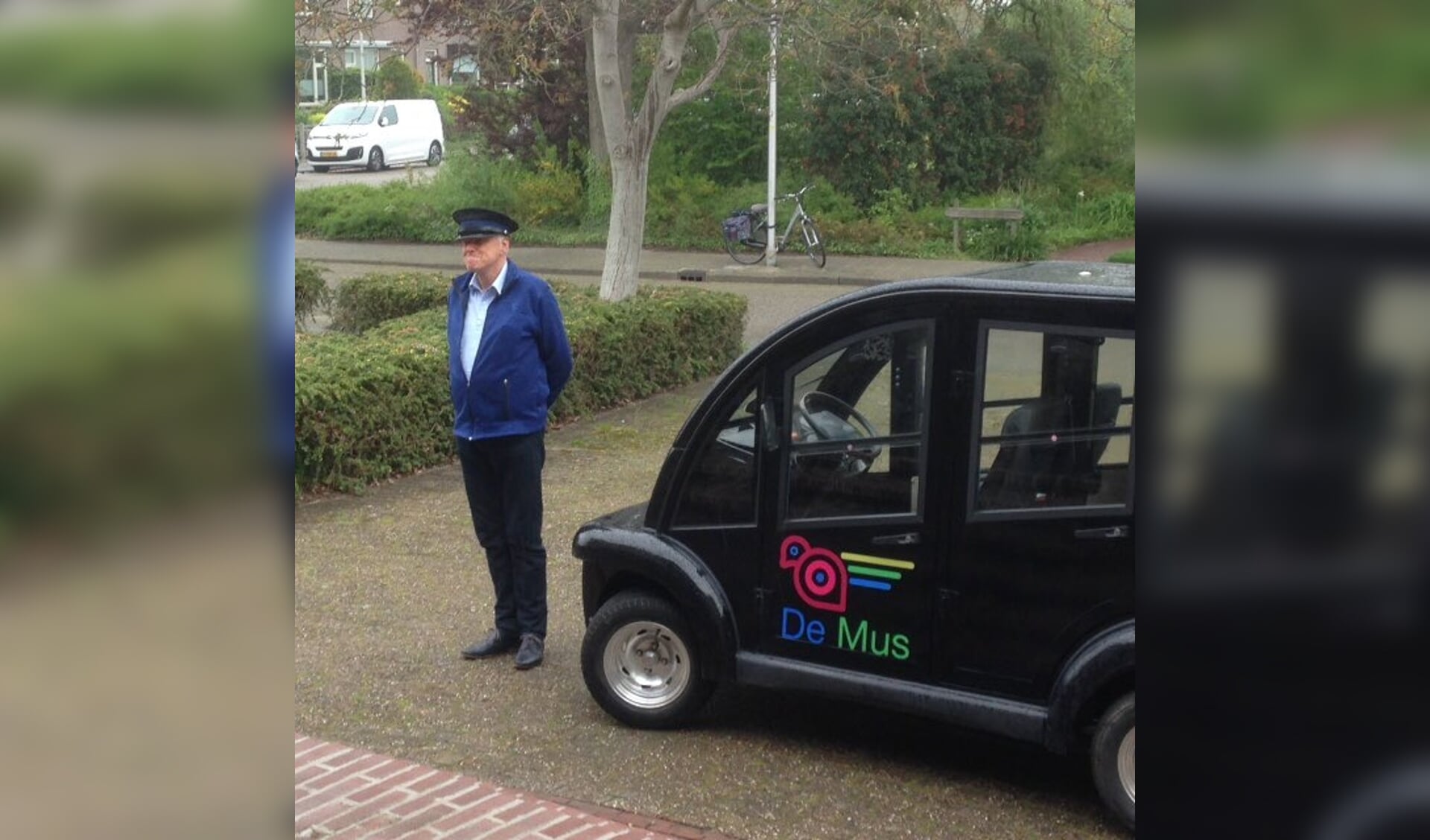 De Mus met zijn enthousiaste chauffeur Aad van Meurs (foto: Annemieke de Goede)