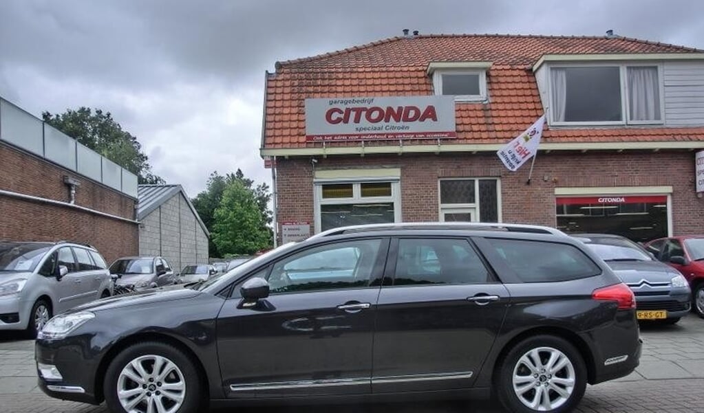 De Citroën C5 Tourer 1.6 THP Business Hydroactief automaat uit 2012.