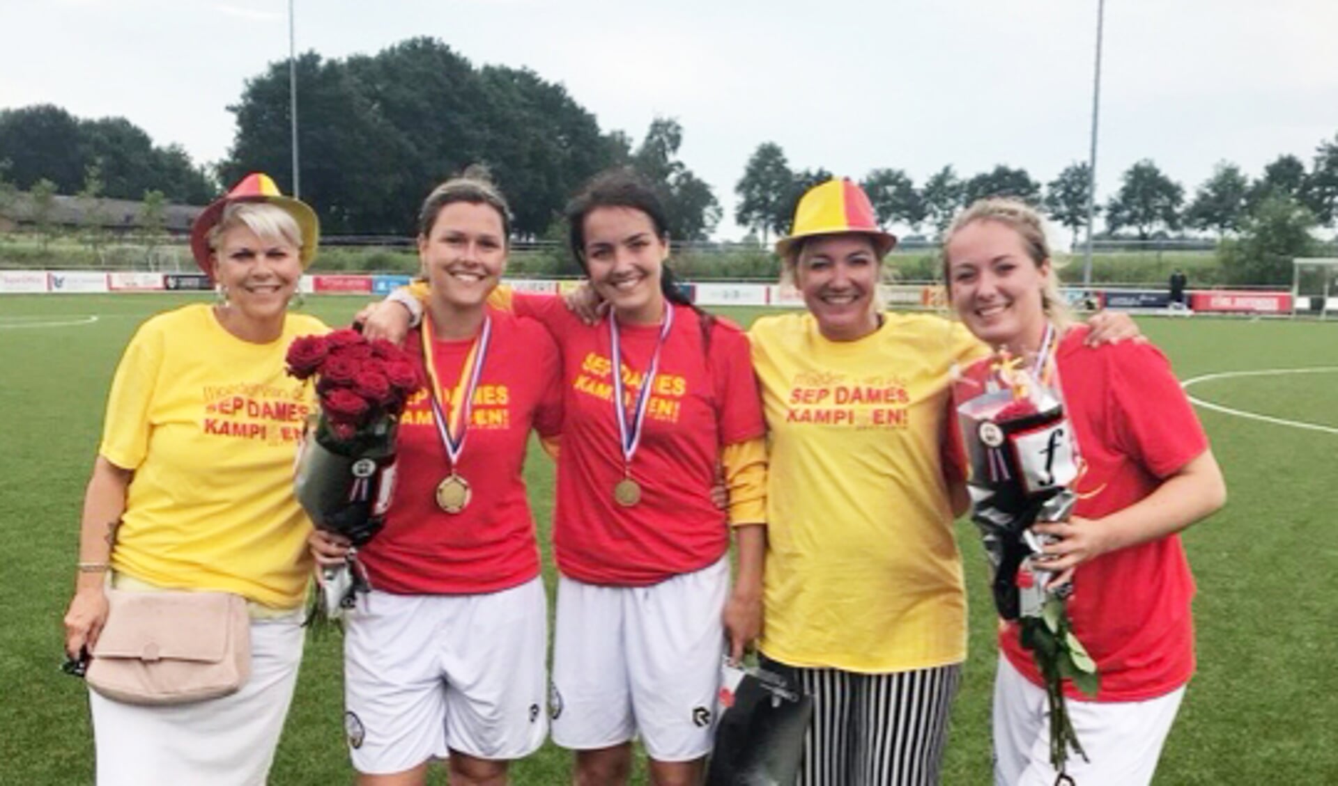 Met het eerste team is Jerina Boer onlangs kampioen geworden! vlnr: Anne Marie Boer, Jerina Boer, Nina de Letter, Nathalie de Letter, Lola de Letter.