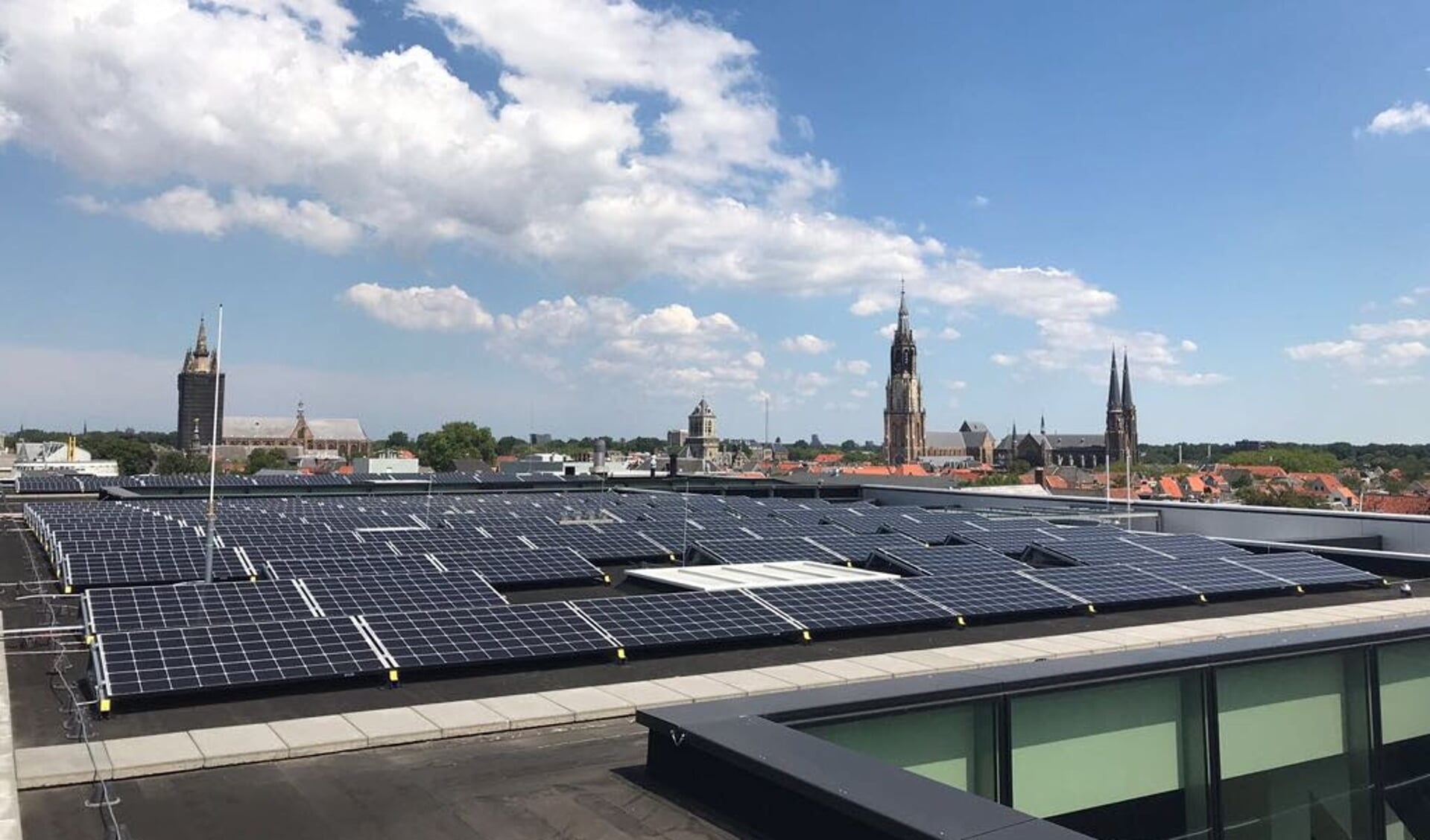 De 304 zonnepanelen op het dak van het Stadskantoor zijn goed voor 88.000 kWh per jaar.