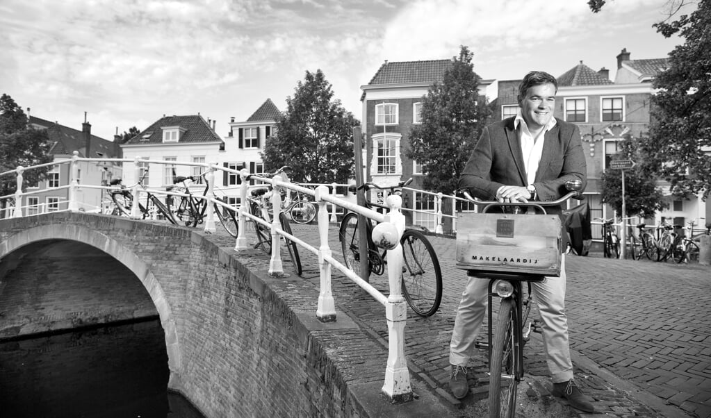 Makelaar Aram Boonstoppel op de kenmerkende Delftse locatie de Kolk. (foto: PR)