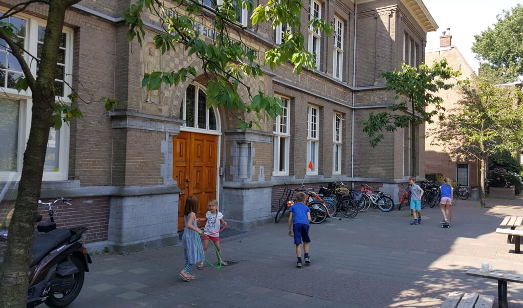 Leerlingen van De Delftsche Schoolvereeniging spelen heerlijk buiten.