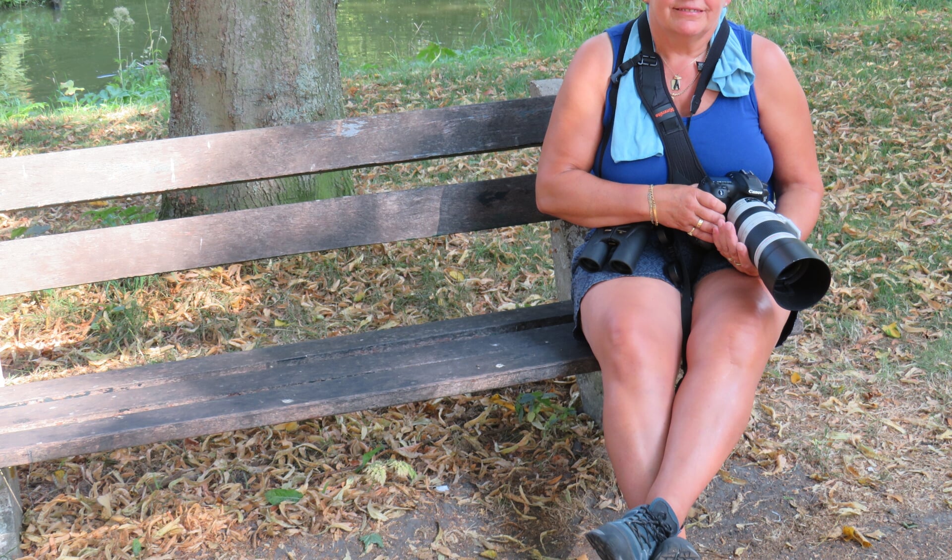 Franca zoekt, gewapend met camera en verrekijker, naar de mooiste vogels door heel Nederland