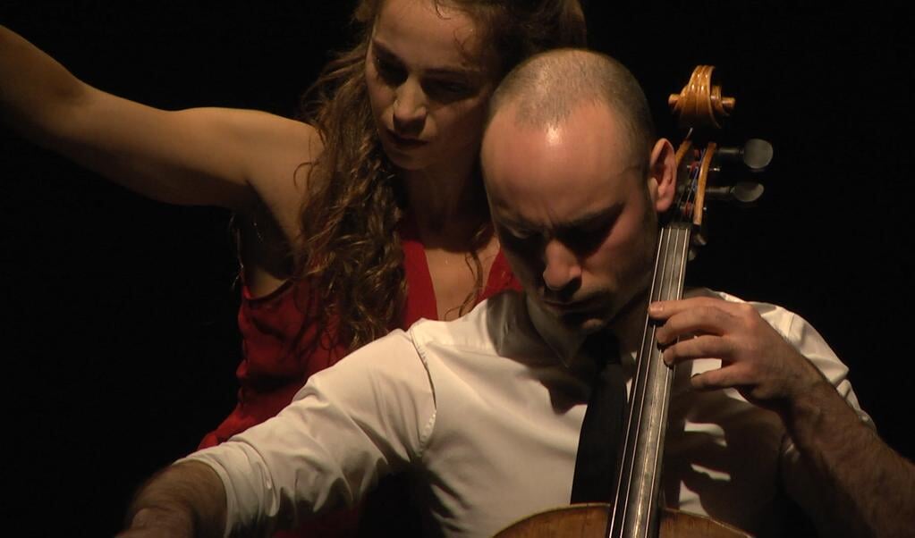 Danseres Heather Ware en cellist Jakob Koranyi. Hun programma Reapproaching Bach is te zien op zondag 5 augustus in De Sigarenfabriek. 