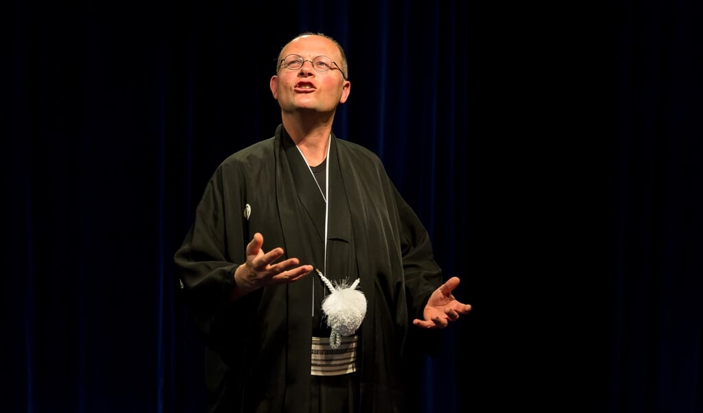 Gerard Jellema reist heel Nederland door in zijn Japanse Kimono om verhalen te vertellen. (Foto: Peter Putters, tekst: Esther Luijk)