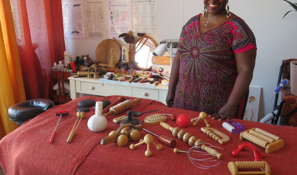 Cheraldine Osepa heeft een fascinatie voor massage-instrumenten (Door: Esther Luijk)