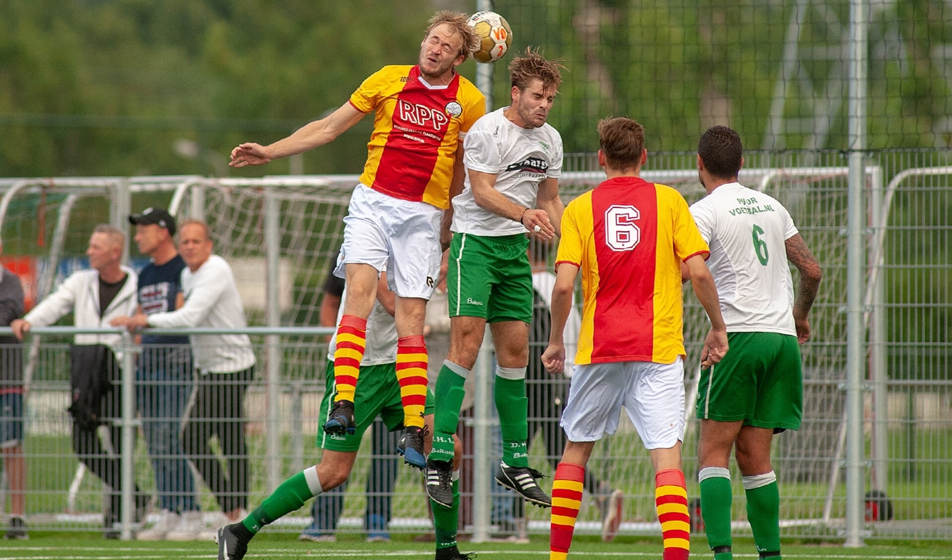 Pim Hoornweg, hier in duel met Hugo Steijn van DHL, maakte de enige twee doelpunten van de woensdagavondpoule tegen Delft en stelde daarmee deelname aan de finaledag veilig. (foto: Roel van Dorsten) 