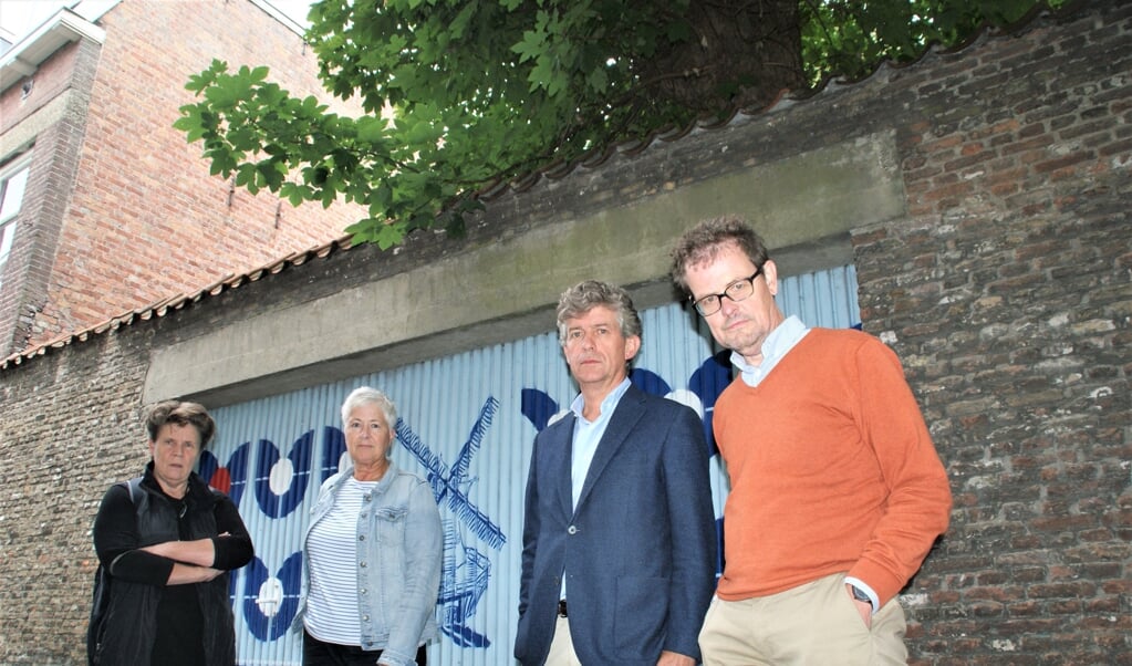 Vier leden van de protestbeweging, met vlnr Mieke van de Wenden, Marijke Haasdijk, Ewout de Koning en Arjan Hebly.