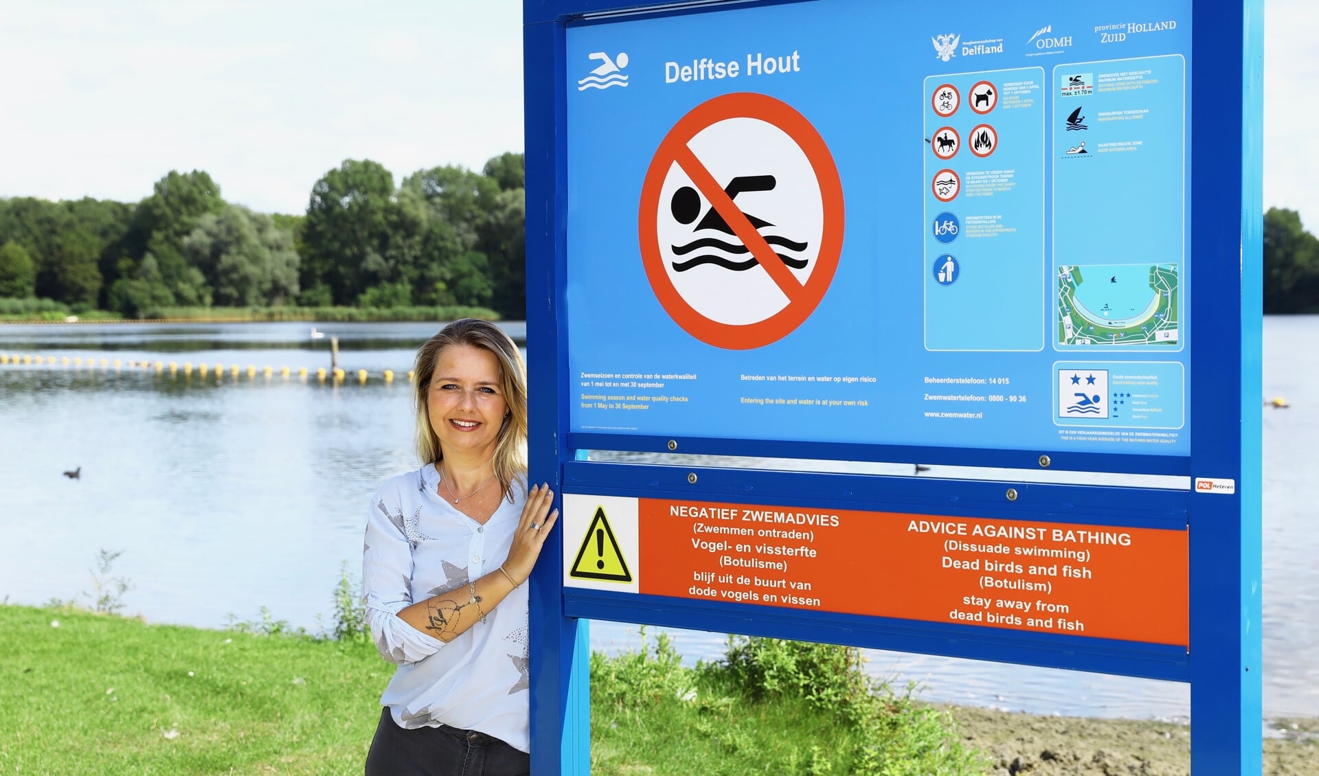 Nicole Banga bij de Delftse Hout, de plek die al tijden ongeschikt is om in te zwemmen, vanwege de blauwalg. (foto: Koos Bommele) 