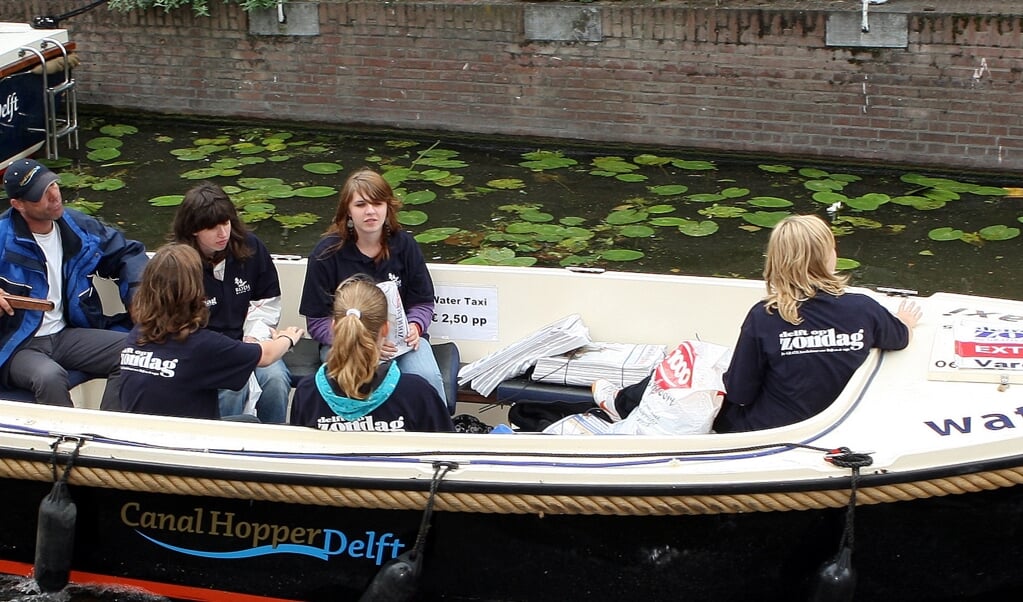 De krantenjongens en -meisjes bezorgen u de Varend Corso-bijlage van Delft op Zondag vanaf het water, per Canal Hopper. (foto: Koos Bommelé)