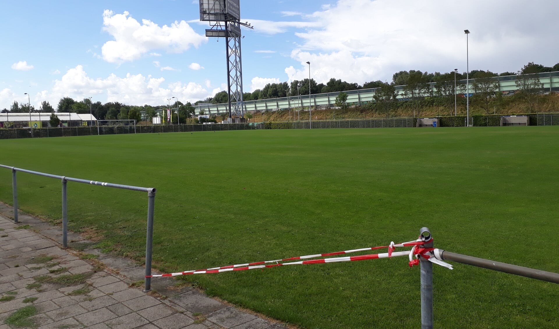 Eén van de grasvelden van SV Wippolder: op het oog groen genoeg, maar er mag nog niet op worden gespeeld.