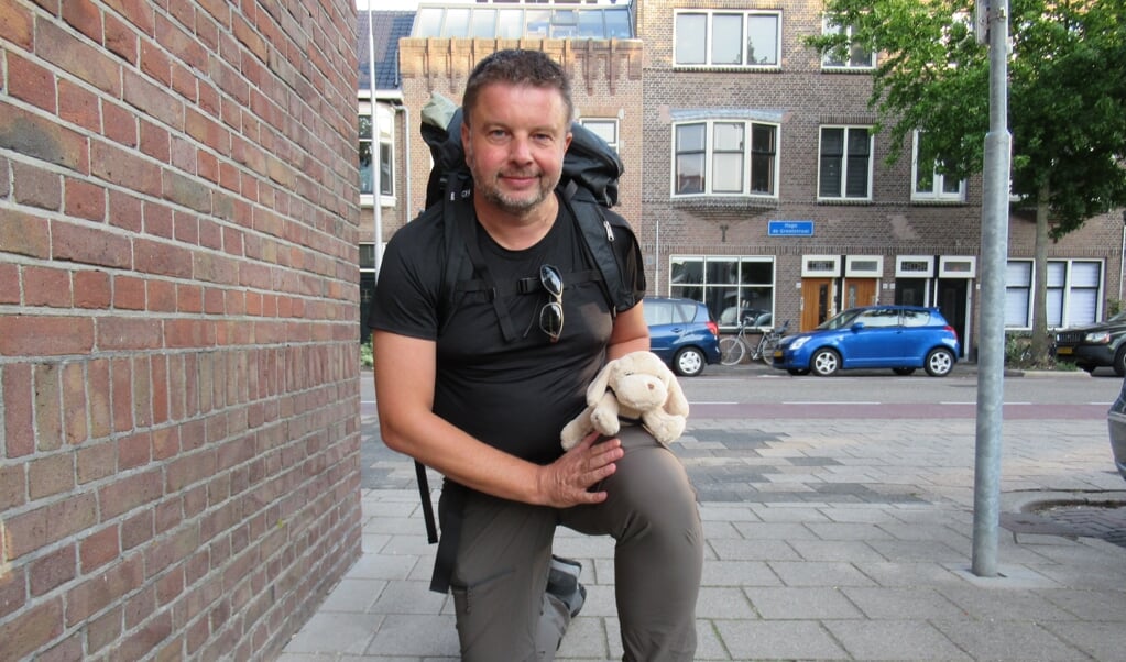 Maarten Prins hoopt met zijn wandeltocht 1000 euro op te halen voor Stichting Hulphond
