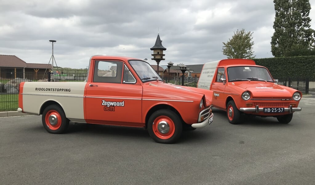 Twee klassieke voertuigen van Zegwaard Rioolontstopping.