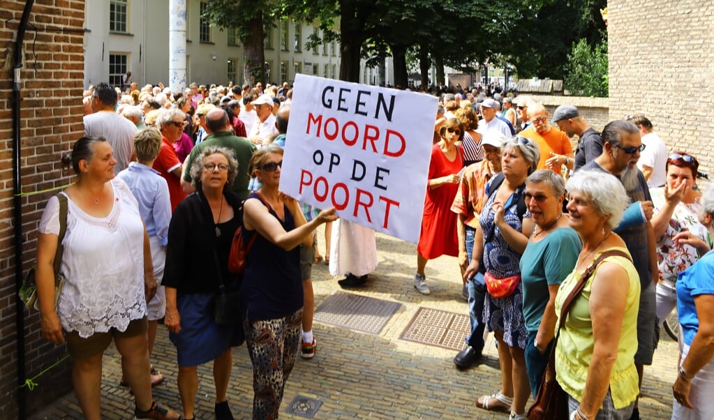 Commotie afgelopen zomer op het Agathaplein, nadat veel Delftenaren er door gebrek aan informatie pas laat achter kwamen wat de gemeentelijke plannen zijn rond het Prinsenhof Museum