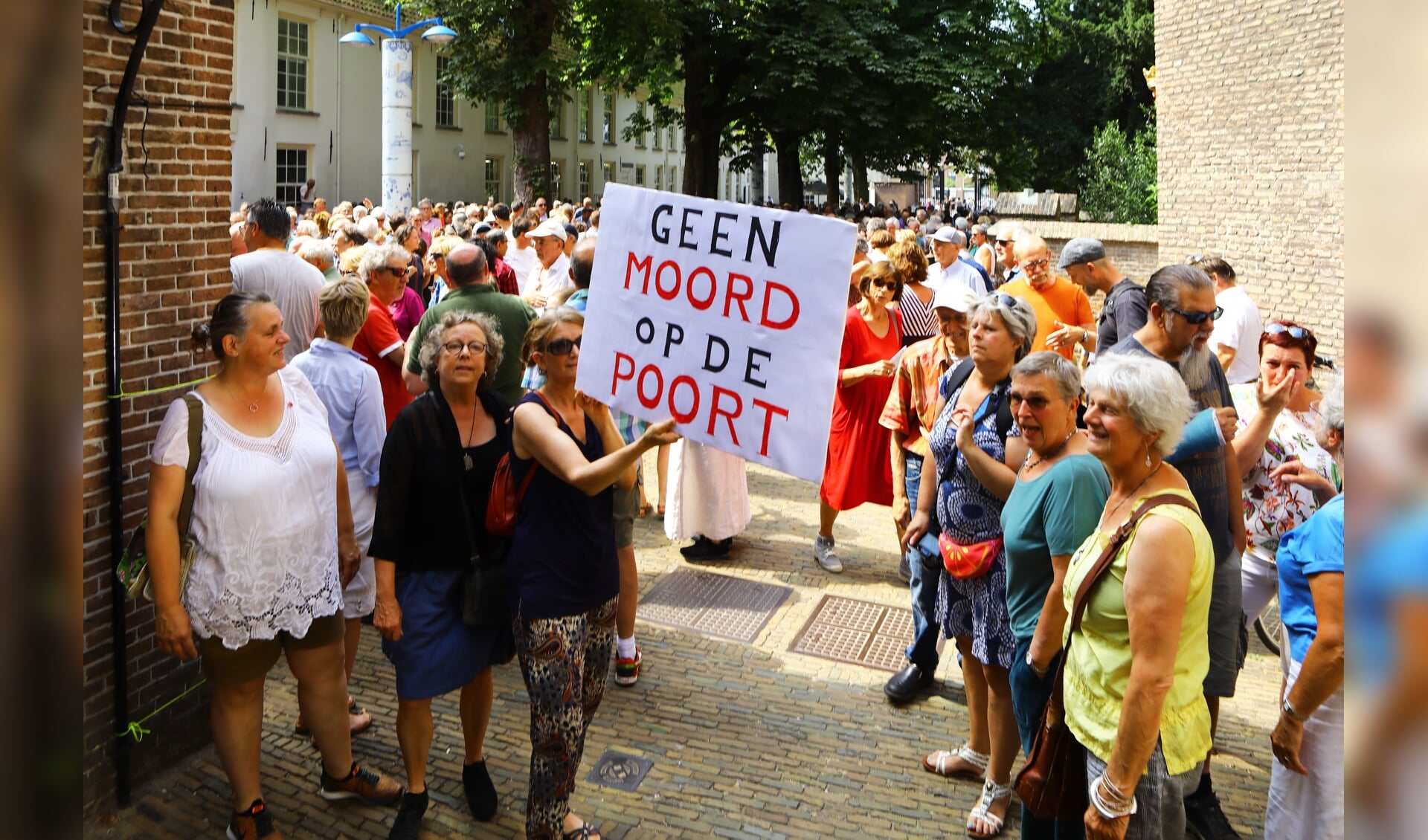 Commotie afgelopen zomer op het Agathaplein, nadat veel Delftenaren er door gebrek aan informatie pas laat achter kwamen wat de gemeentelijke plannen zijn rond het Prinsenhof Museum