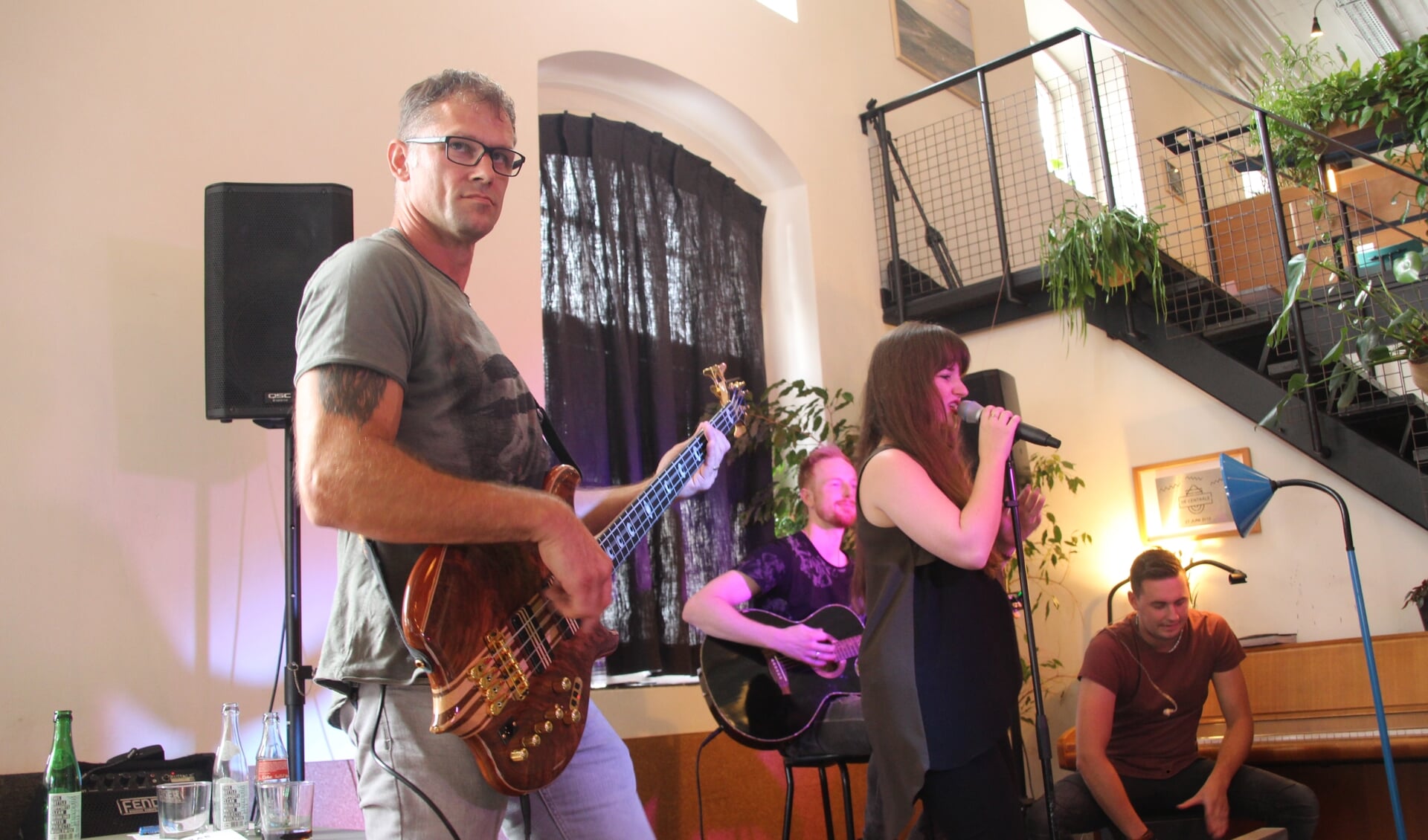 De poprockband Batcrab verzorgde het eerste gratis Delft op Zondag miniconcert afgelopen zondag