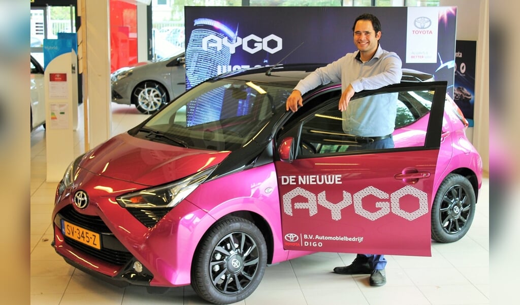 Verkoopadviseur Stuart Dijkgraaf bij de nieuwe Toyota Aygo.