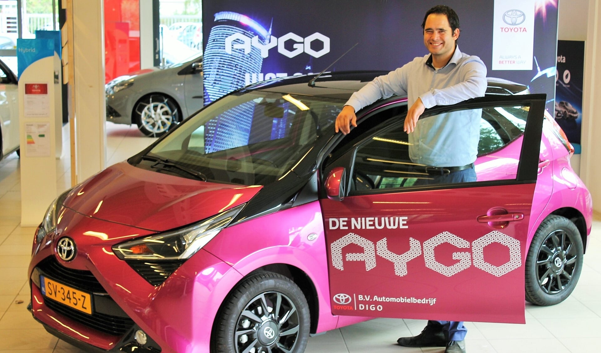 Verkoopadviseur Stuart Dijkgraaf bij de nieuwe Toyota Aygo.