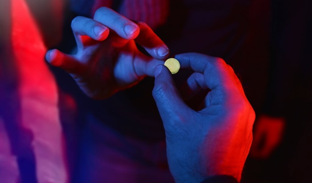 Drugs die ongezien worden verhandeld in een disco