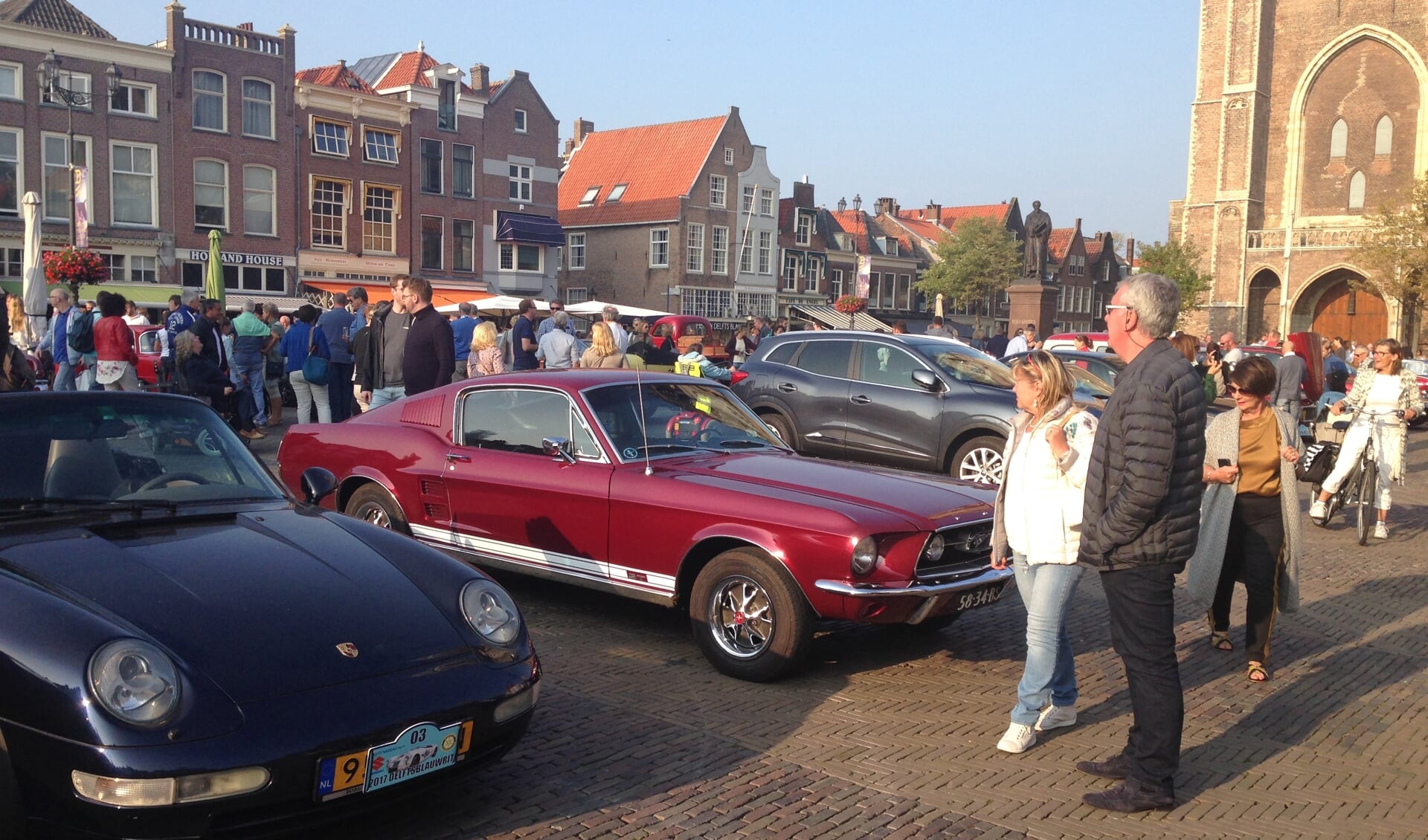 Na de DelftsBlauwRit staan de meest prachtige modellen in vol ornaat te pronken op het marktplein