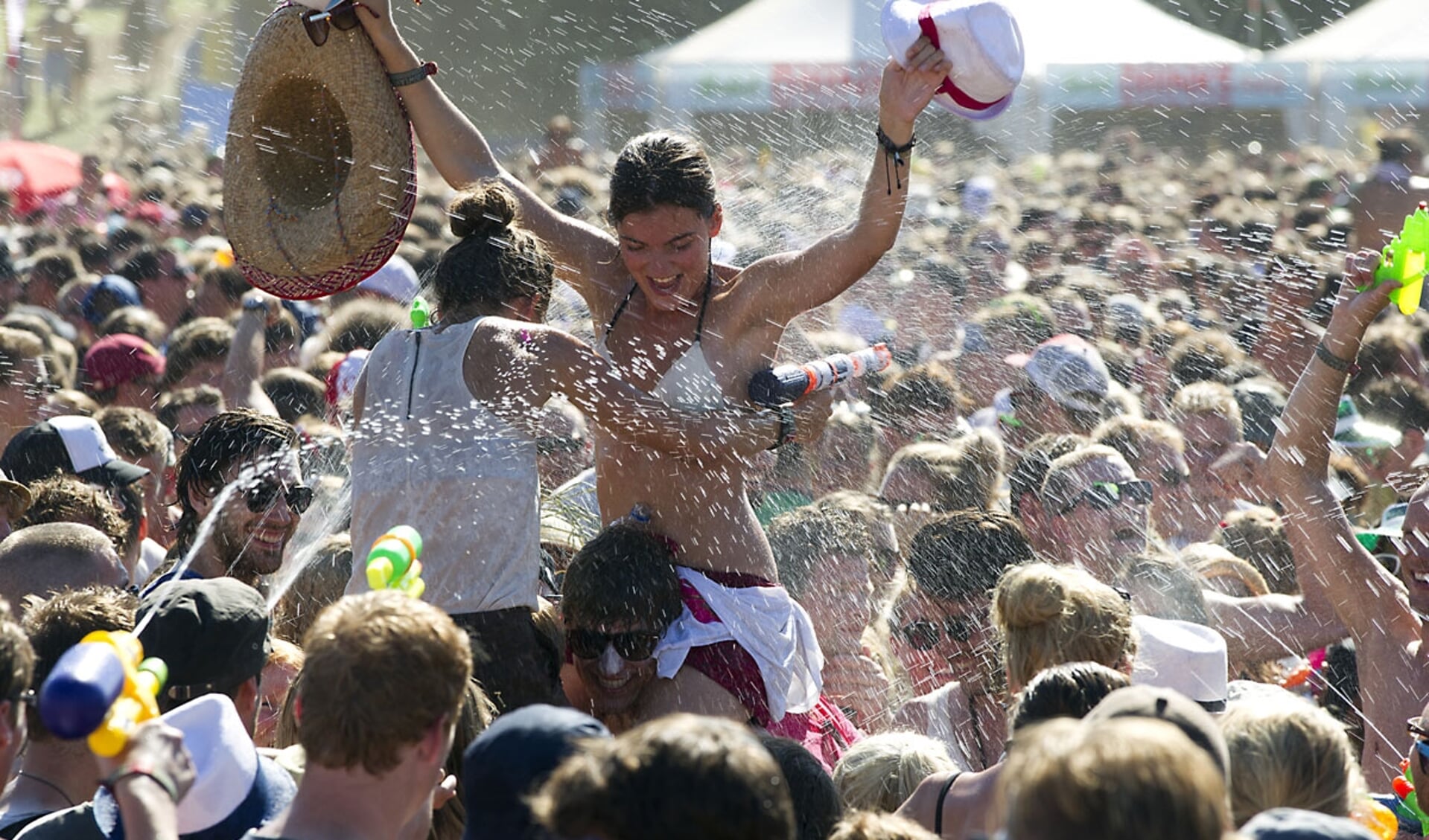 18-8-2012 Biddinghuizen, Lowlands.Festivalbezoekers van het twintigste Lowlands festival in een watergevecht dat via twitter georganiseerd werd.