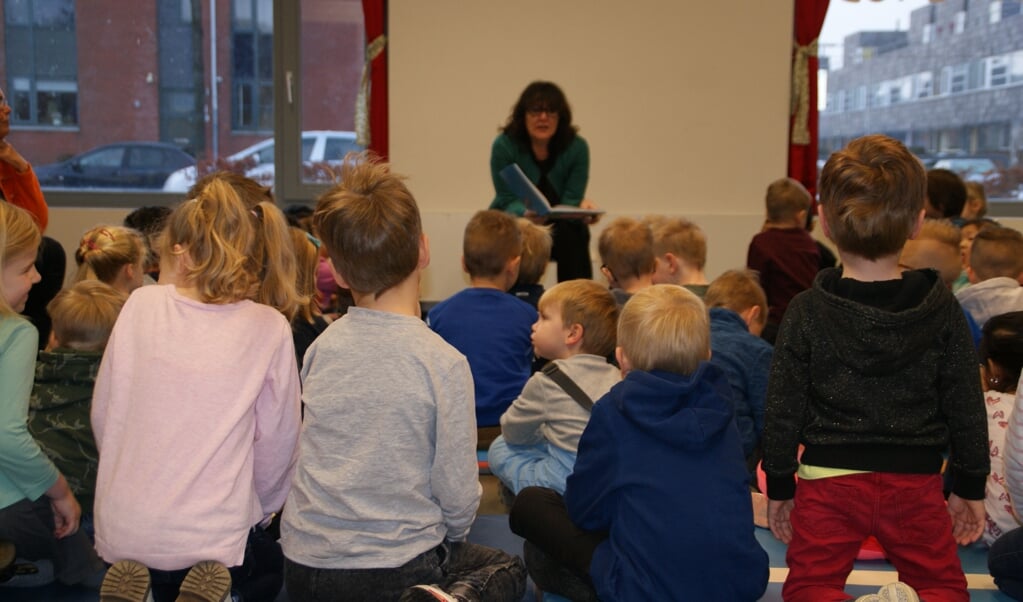 Hanneke Grevel, wethouder in de Gemeente Pijnacker-Nootdorp, kwam deze ochtend voorlezen.