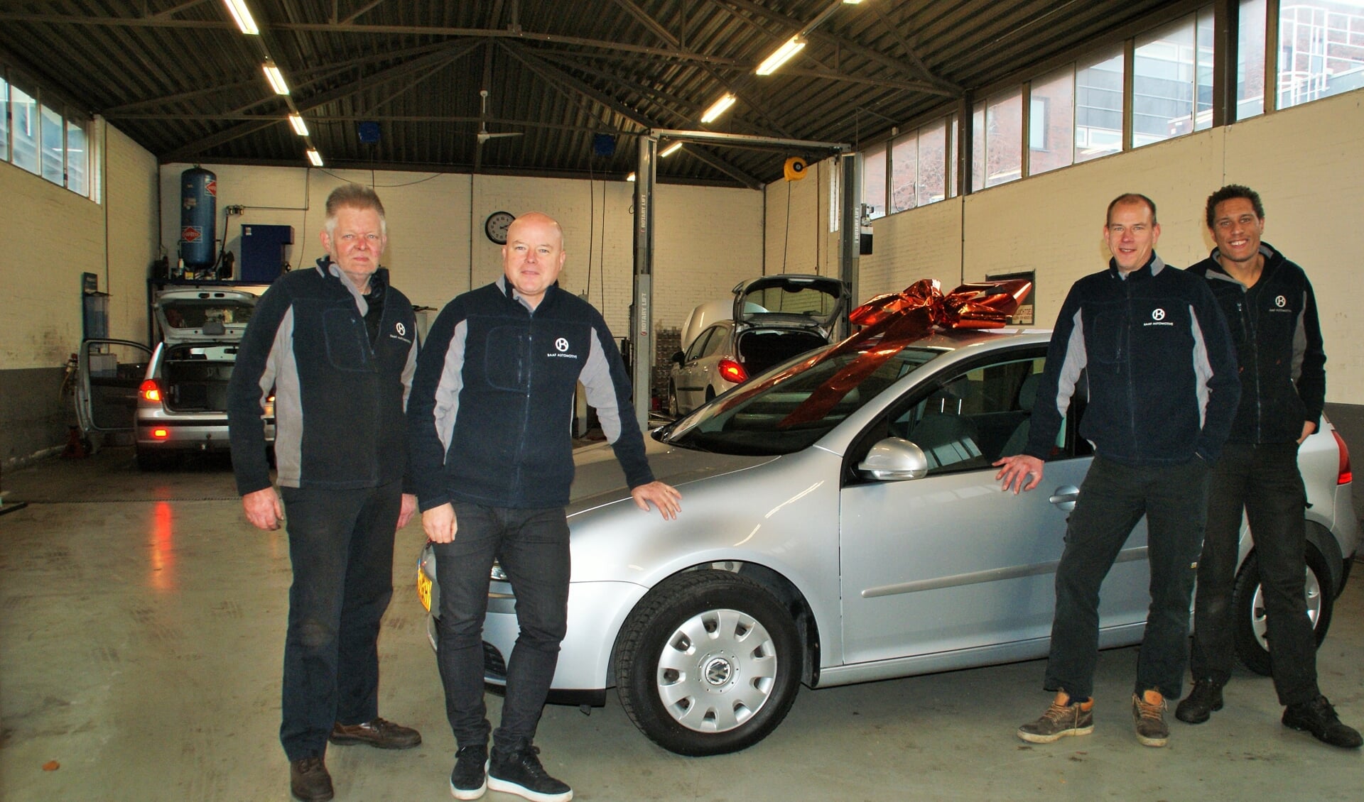 Het team van Baaf Automotive, met centraal Manfred Bavelaar.