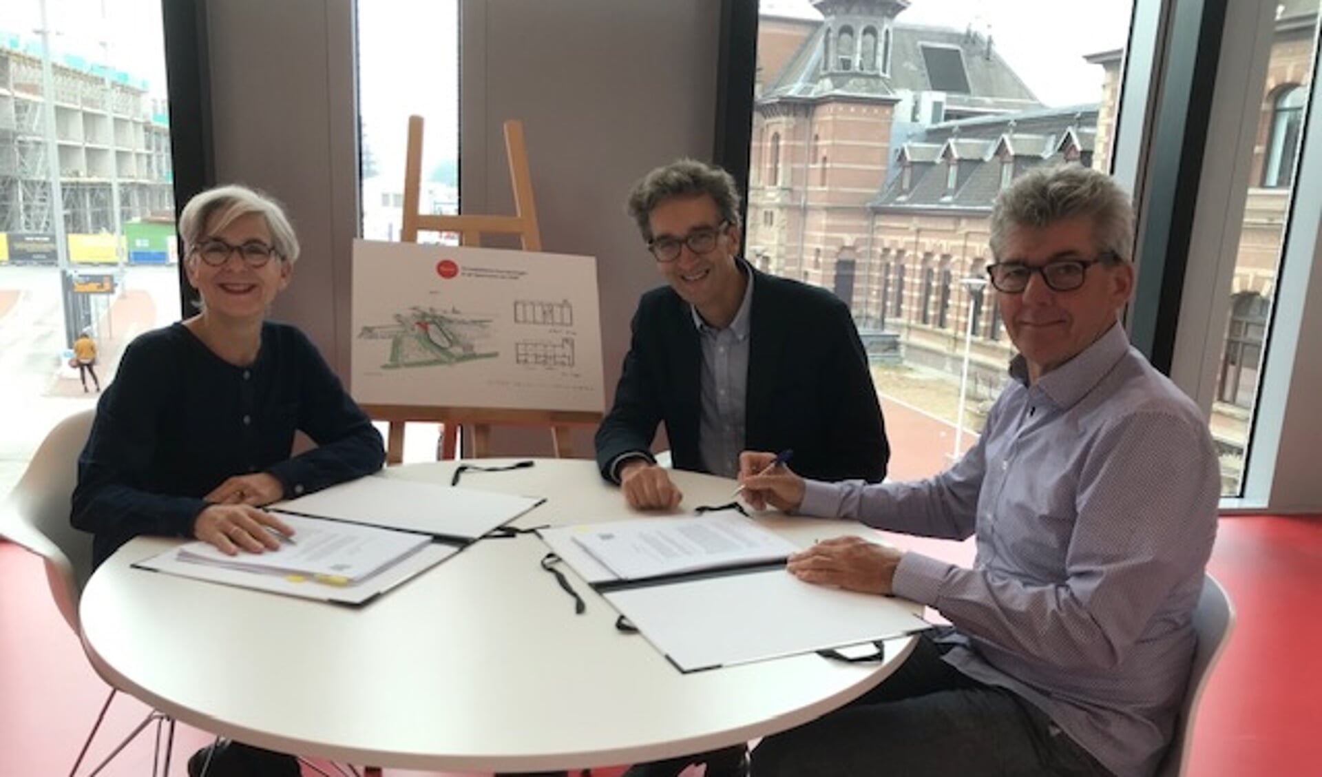Eric Amory (m), René Schalk (r) en wethouder Karin Schrederhof ondertekenen de intentieovereenkomst voor Wooncoöperatie Leeuwenhoek i.o.