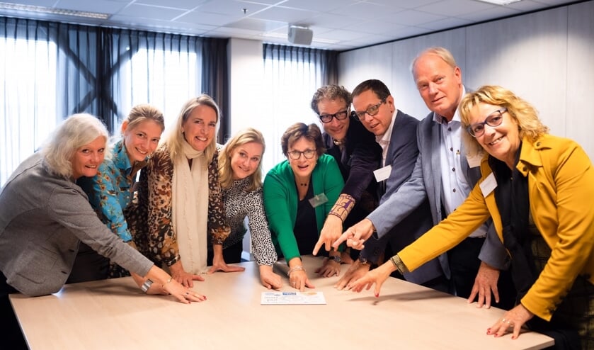 De coalitie Kansrijke Start v.l.n.r. Jeannette Smienk (Humanitas), Marleen Sterker (GGD Haaglanden), Carina Hilders (Reinier de Graaf ziekenhuis), Hatte van der Woude (Wethouder jeugd, onderwijs, integratie en emancipatie), Edith van den Berg ( Delft Support), Sjaak van der Linden (Delft voor Elkaar), Ron Boumans (JGZ Zuid-Holland West), Dirk Pons (DSW zorgverzekeraar) en Marijke Helderman (VSV Reinier) Foto: Frank van der Burg