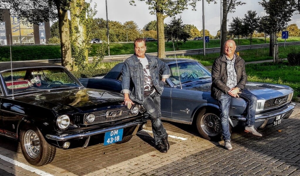 Michel en Peter met hun zeer gekoesterde Mustangs (Foto: Ron Kampers)