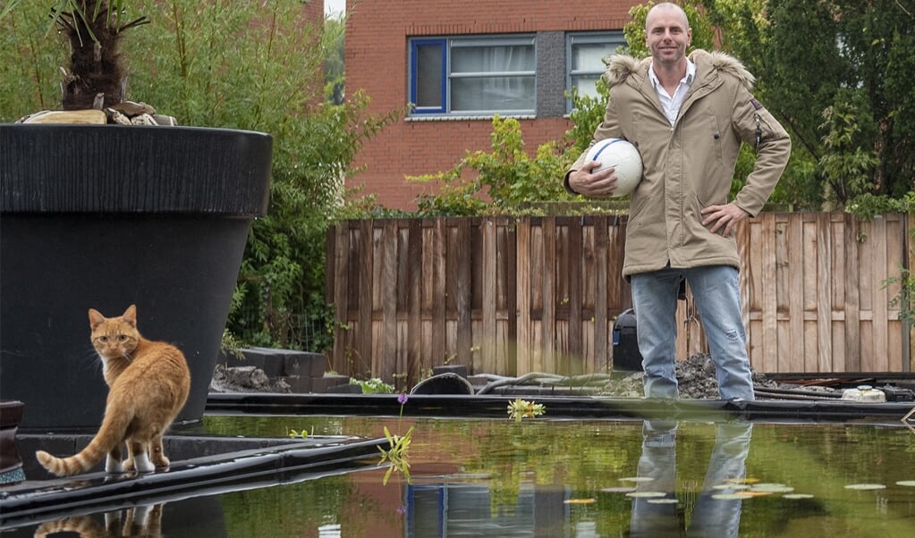 Vroeger stond Jordi van der Elst bekend om zijn flitsende acties op de vleugel; nu om zijn prachtige vijver- en  tuinontwerpen. (foto: Roel van Dorsten) 