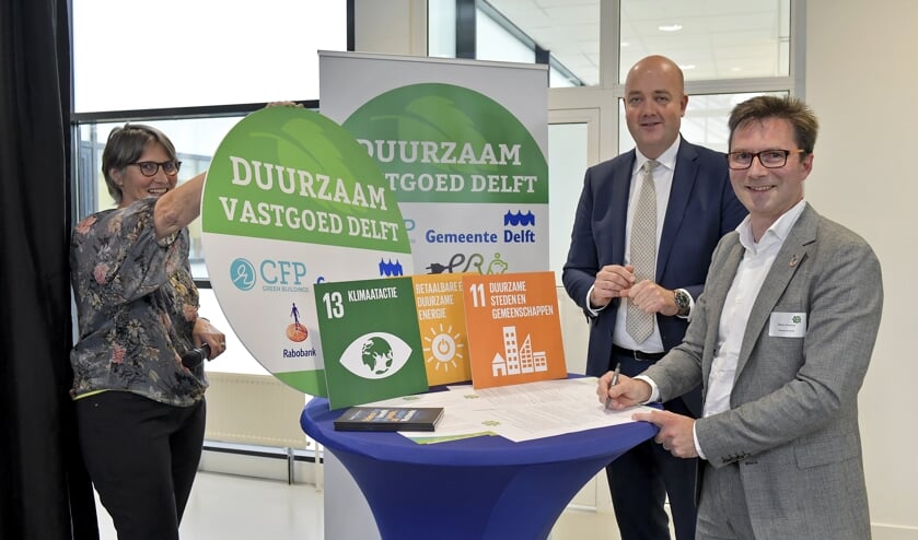 Wethouder Stephan Brandligt (r.) en Rabobank Zuid-Holland Midden directievoorzitter Tjerk-Martijn Mulder ondertekenen de E-deal