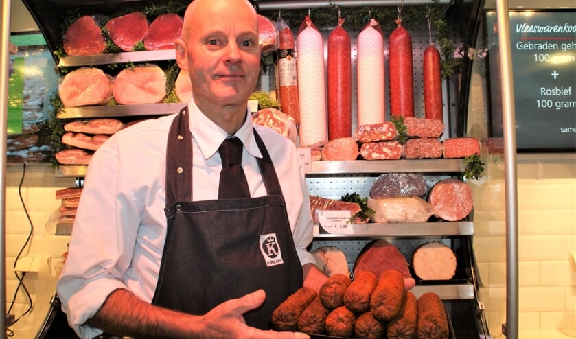 Keurslager Jeroen van Geest met een plateau grillworsten van eigen makelij.
