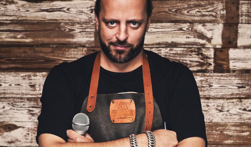 Arjan Kleton zorgt voor vermaak in het Rietveld Theater (Foto: Joyce Djo)