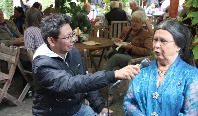 Charles van Harling in gesprek met een dame van Indonesische afkomst. Wie ook alweer?