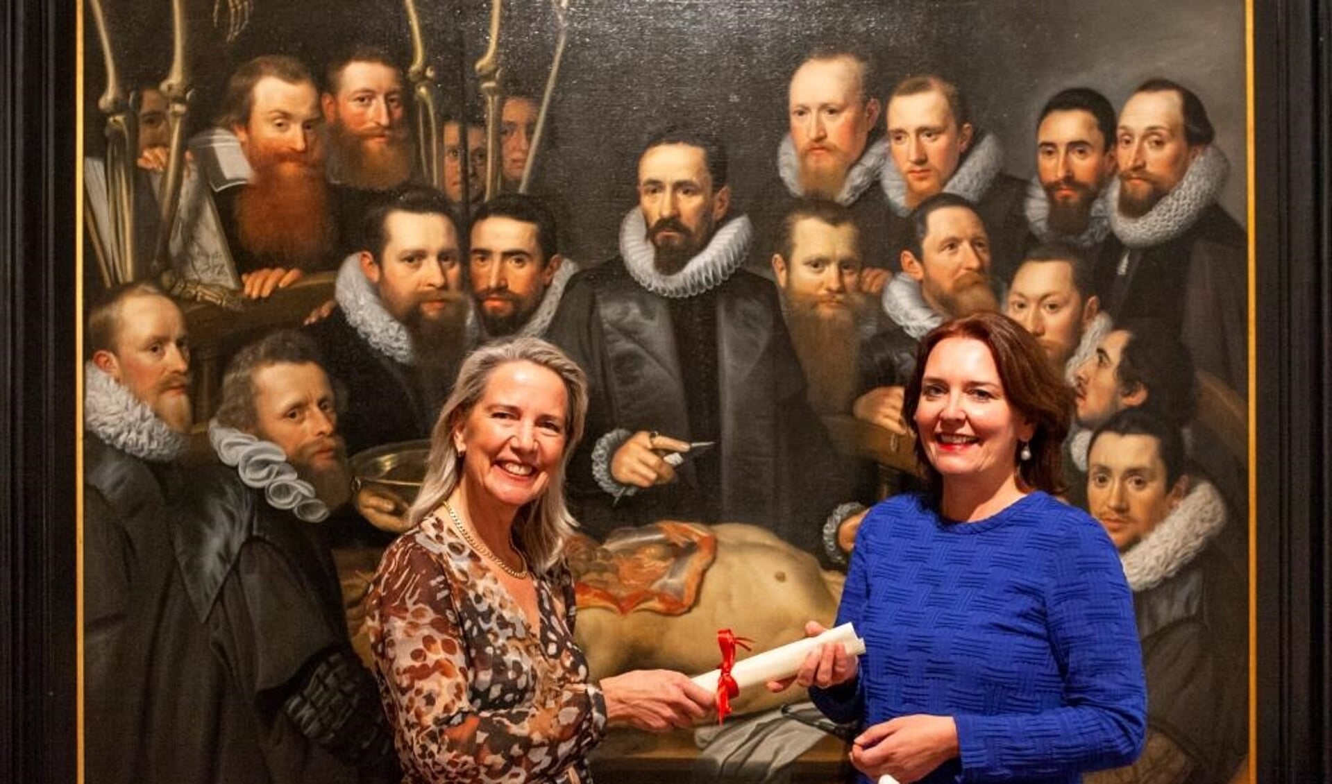 Janelle Moerman (r.) ontvangt uit handen van Carina Hilders de schenkingsovereenkomst voorzevenenveertig kunstvoorwerpen (Foto: Marco Zwinkels)