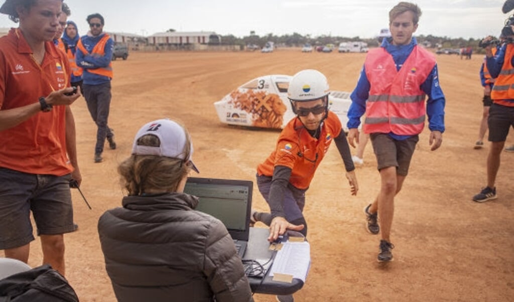 Vattenfall Solar Team pakt koppositie na dramatisch verlopen vierde racedag