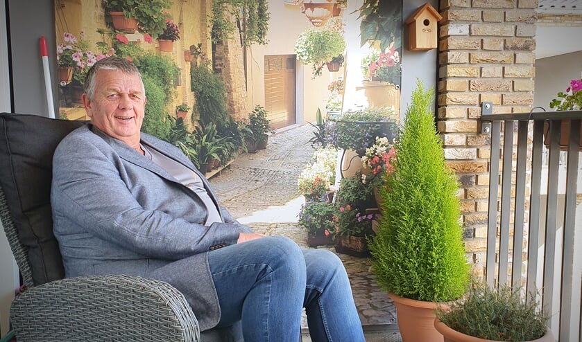 Bram Stoop, genietend op zijn balkon