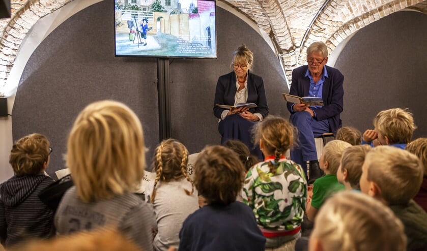 De kinderen luisteren aandachtig naar het schrijversduo Kuyper (Foto: Marco Zwinkels)