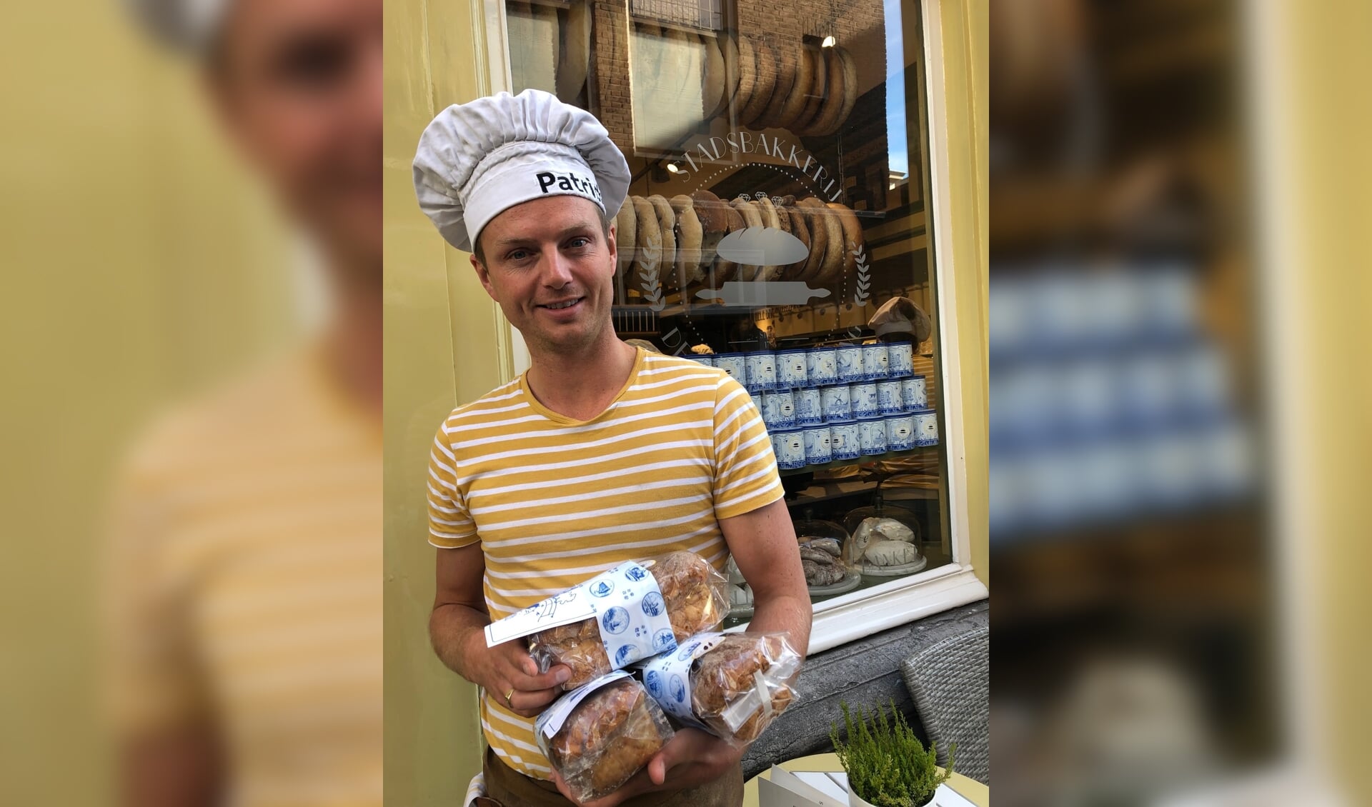 Bakker Patrick van Holsteijn verkoopt Delftse Bruggetjes om de Keramieken Kaart te helpen verwezenlijken