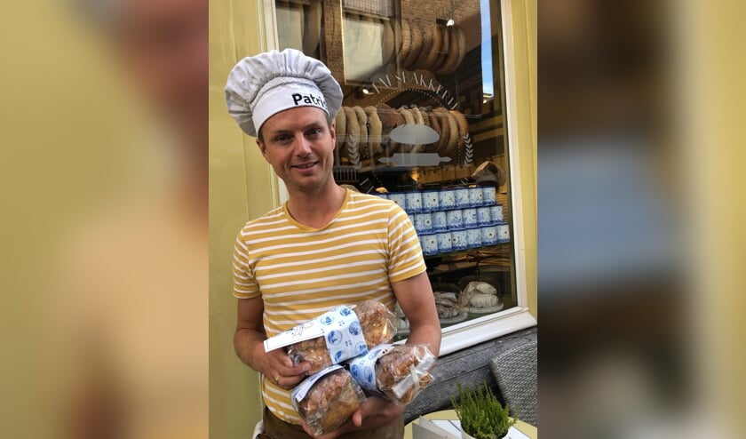 Bakker Patrick van Holsteijn verkoopt Delftse Bruggetjes om de Keramieken Kaart te helpen verwezenlijken