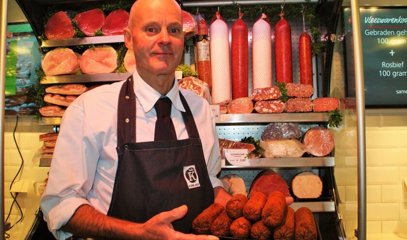 Keurslager Jeroen van Geest met een plateau grillworsten van eigen makelij.