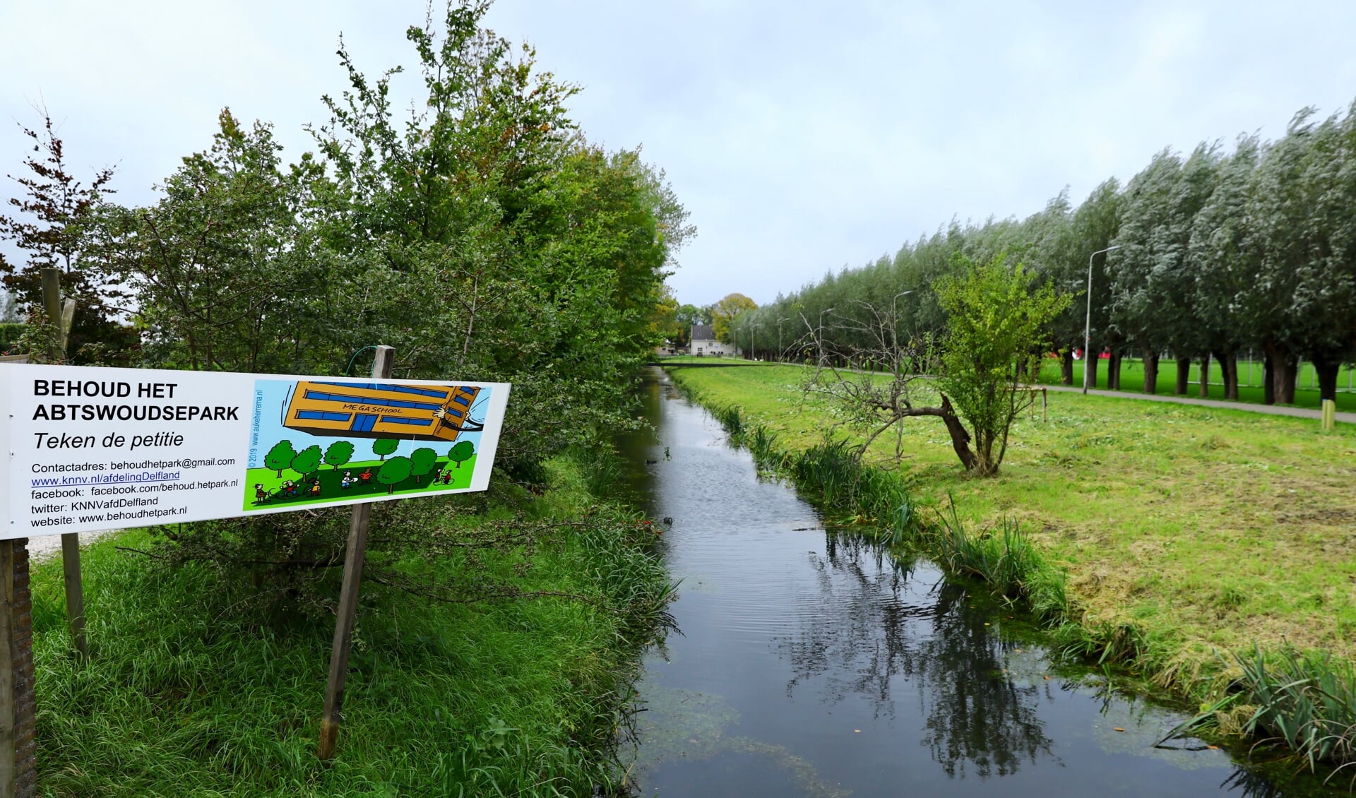 Stichting Behoud het Park 'adverteert' met een bord voor groenbehoud (Foto: Koos Bommelé)