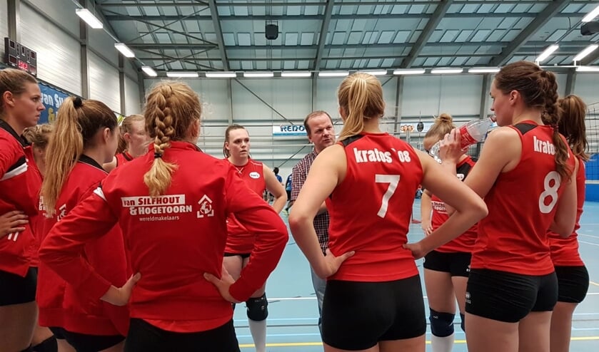 Paul Bestebreurtje instrueert zijn speelsters tijdens een training