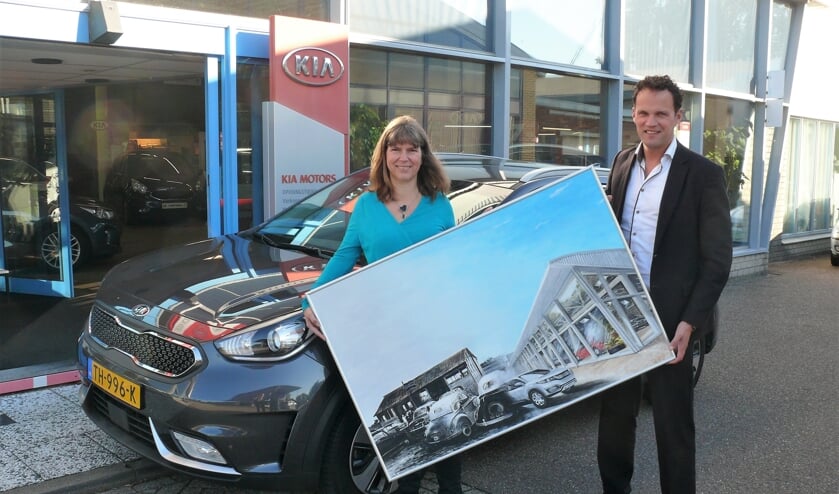 Claudia van Hagen en Menno Roeling, klaar voor de nieuwe kunstexpositie bij Autobedrijf Nootenboom.