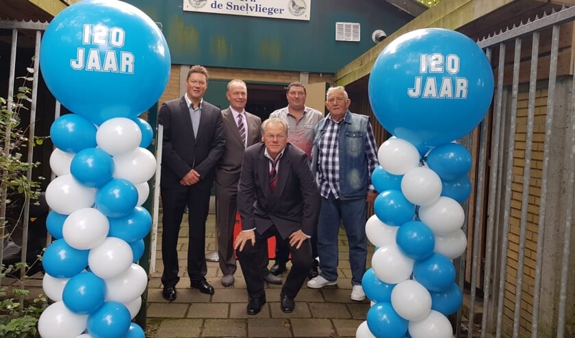 Het bestuur van PV De Snelvlieger: Marcel Mast, Arthur Jansen (voorzitter). Paul Staak, Peet Steijger en Dick Kooij (vooraan hurkend)
