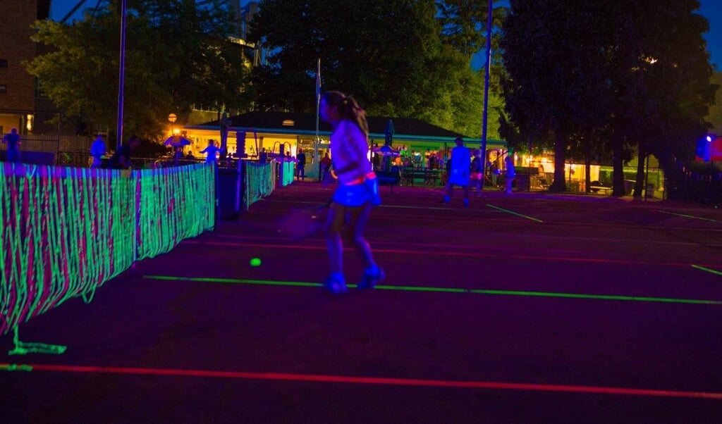 Een gezellige en sportieve avond met 'Glow in the Dark' tennis