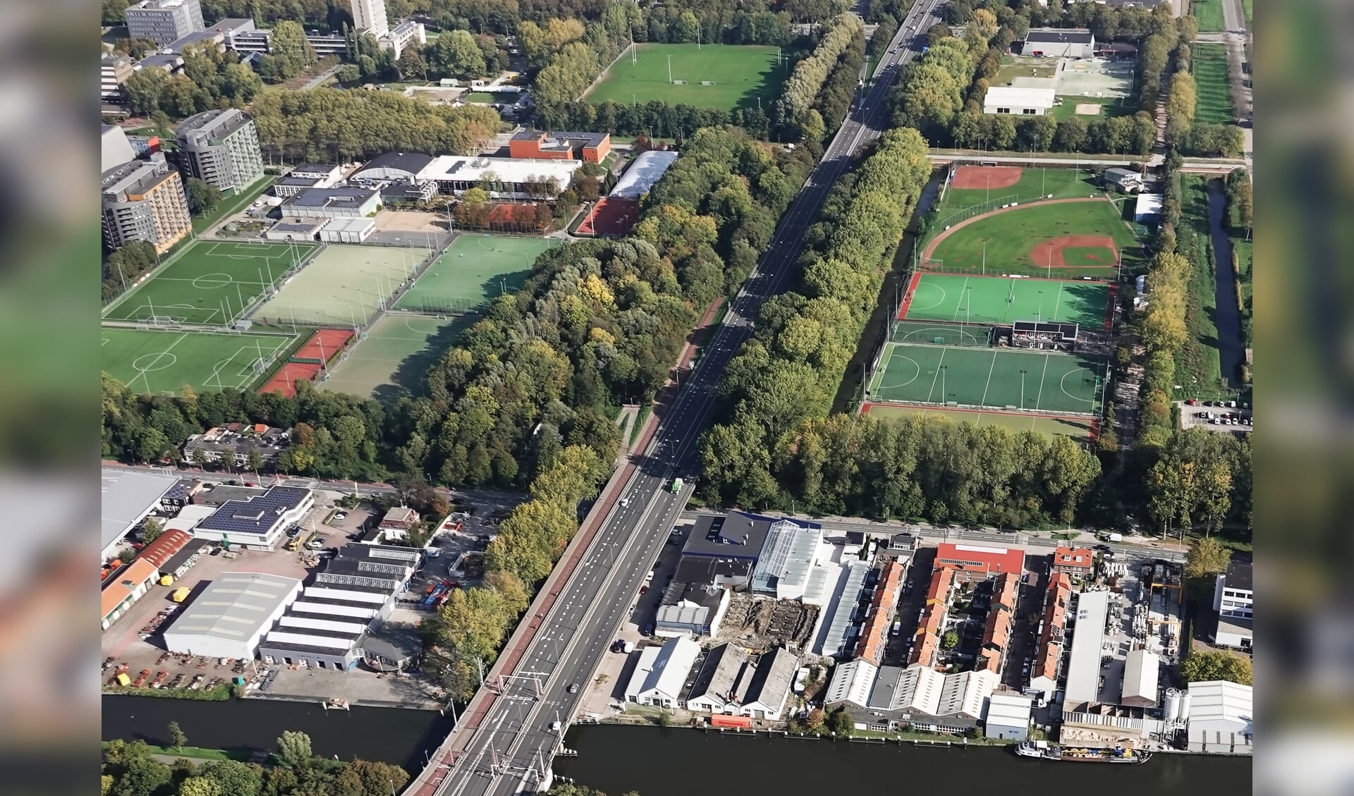 Een stukje sportief Delft vanuit de lucht, inclusief sportcomplex Blue Birds (Foto: willem de bie)
