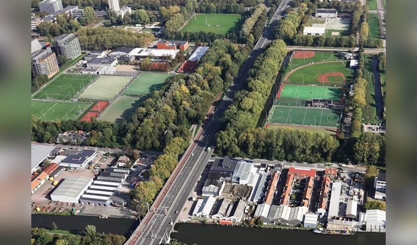 Een stukje sportief Delft vanuit de lucht, inclusief sportcomplex Blue Birds (Foto: willem de bie)